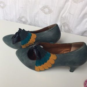 Vintage-inspired medium-height heeled shoes.